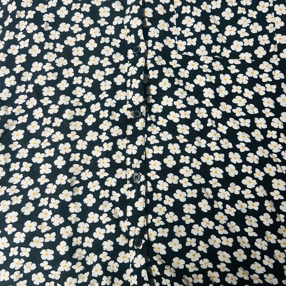 Daisy print 🌼 women’s button up shirt - Picture 5 of 5